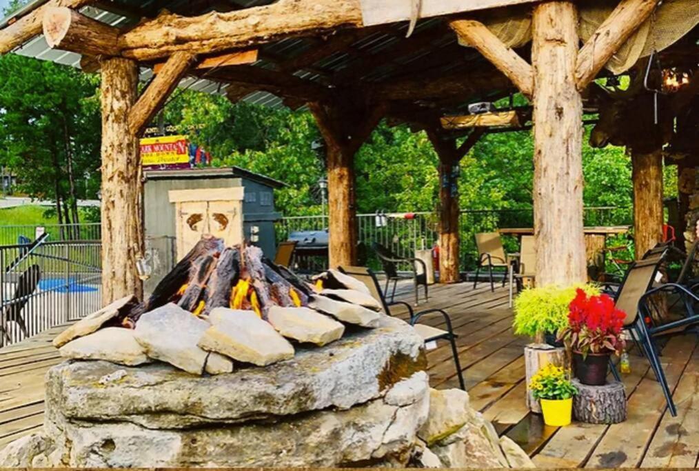 Stonegate Lodge 2 Queen Beds Wifi 50In Roku Tv Salt Water Pool Room #105 Eureka Springs Exterior foto