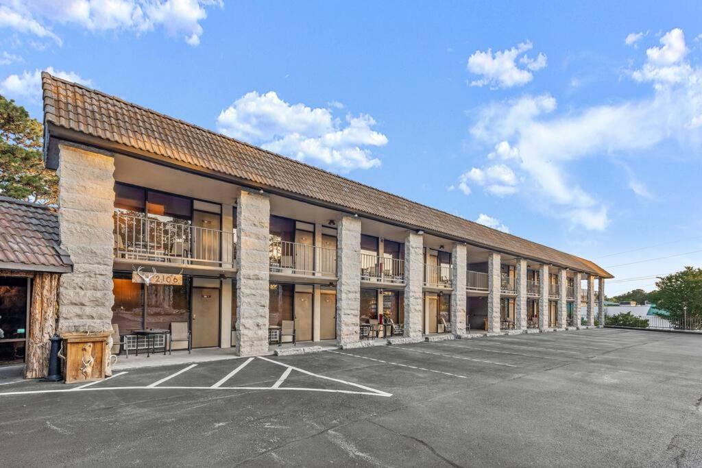 Stonegate Lodge 2 Queen Beds Wifi 50In Roku Tv Salt Water Pool Room #105 Eureka Springs Exterior foto