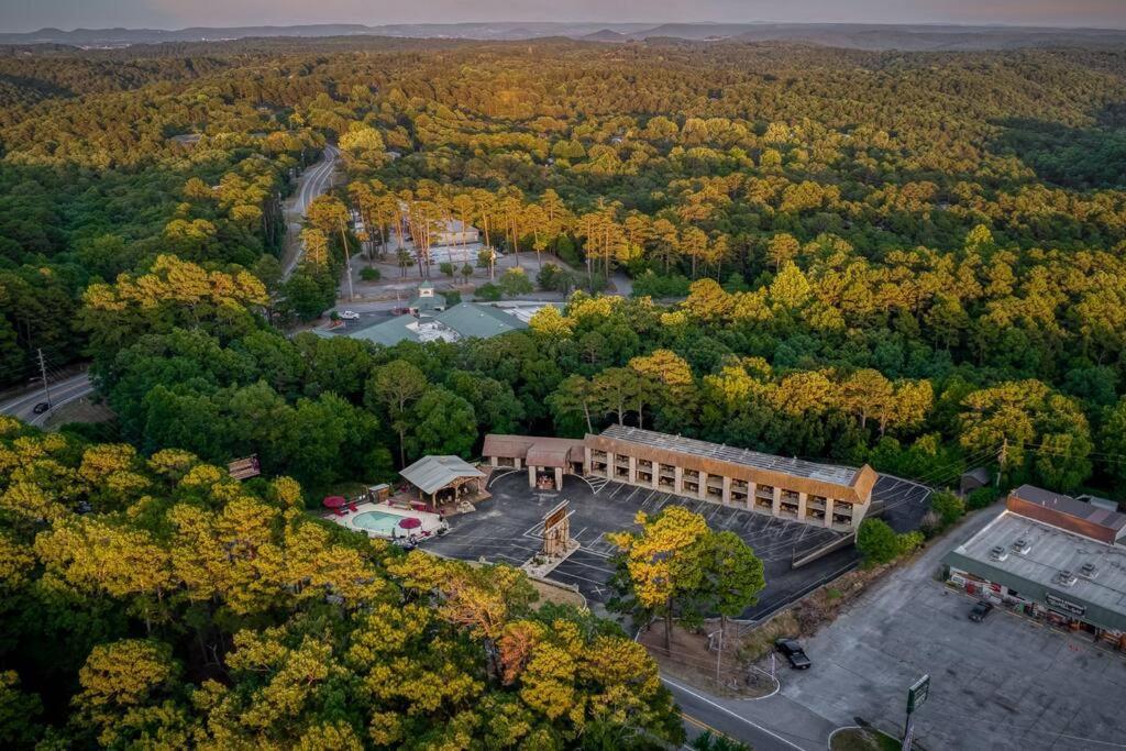 Stonegate Lodge 2 Queen Beds Wifi 50In Roku Tv Salt Water Pool Room #105 Eureka Springs Exterior foto