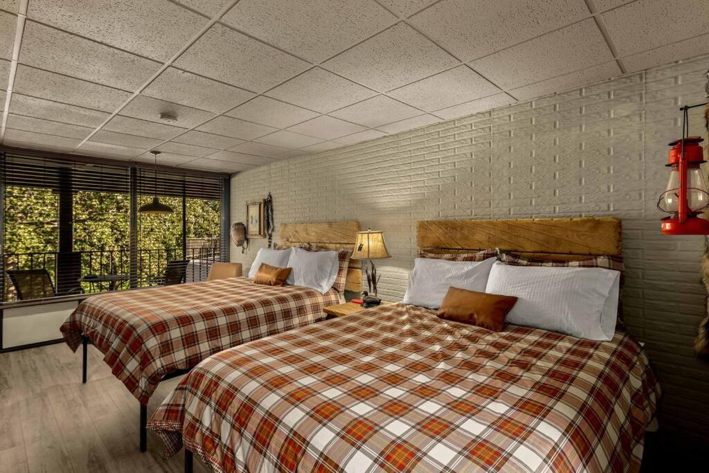 Stonegate Lodge 2 Queen Beds Wifi 50In Roku Tv Salt Water Pool Room #105 Eureka Springs Exterior foto